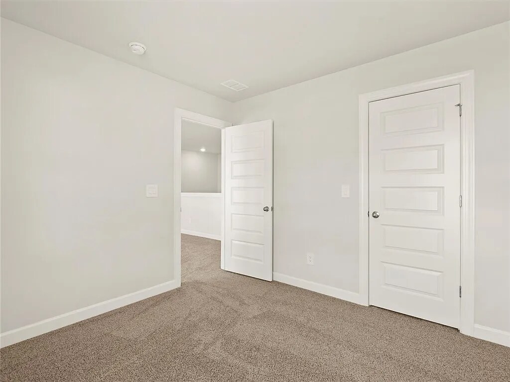 Building Photo - 105 Oval Ct