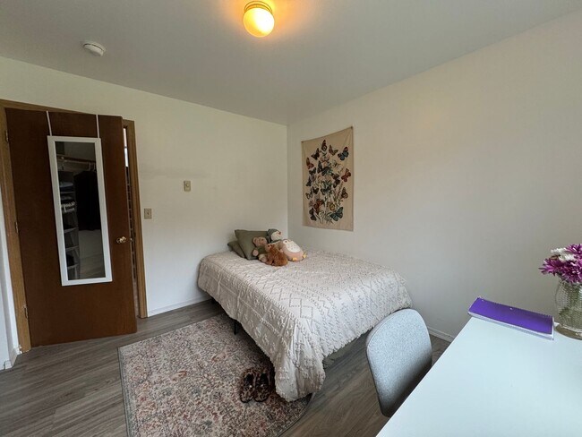 Building Photo - 4 Bedroom 2 Bathroom Duplex - Near WWU