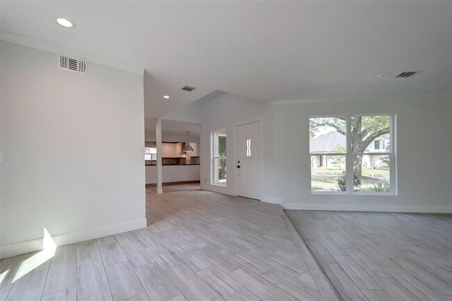 Building Photo - 818 Silvergate Dr