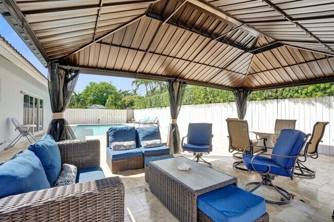 Building Photo - 1633 SE 5th Ct