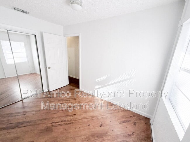 Building Photo - 222 Lakeview Dr