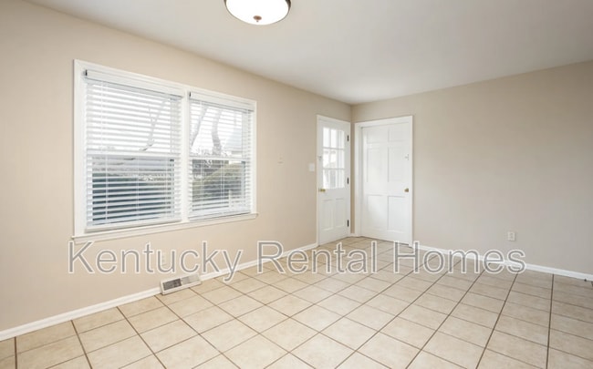 Building Photo - 305 Lakeshore Dr