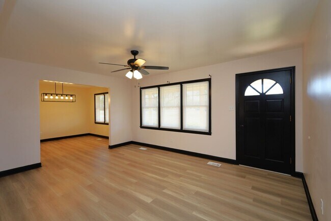 Building Photo - 4018 N Oak Street Extension