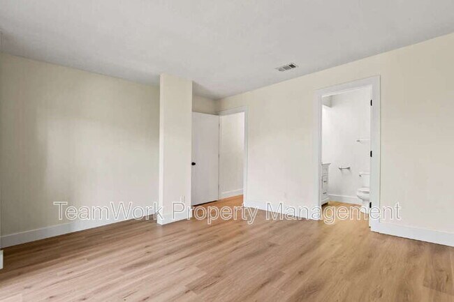 Building Photo - 8483 Yadkin Cir