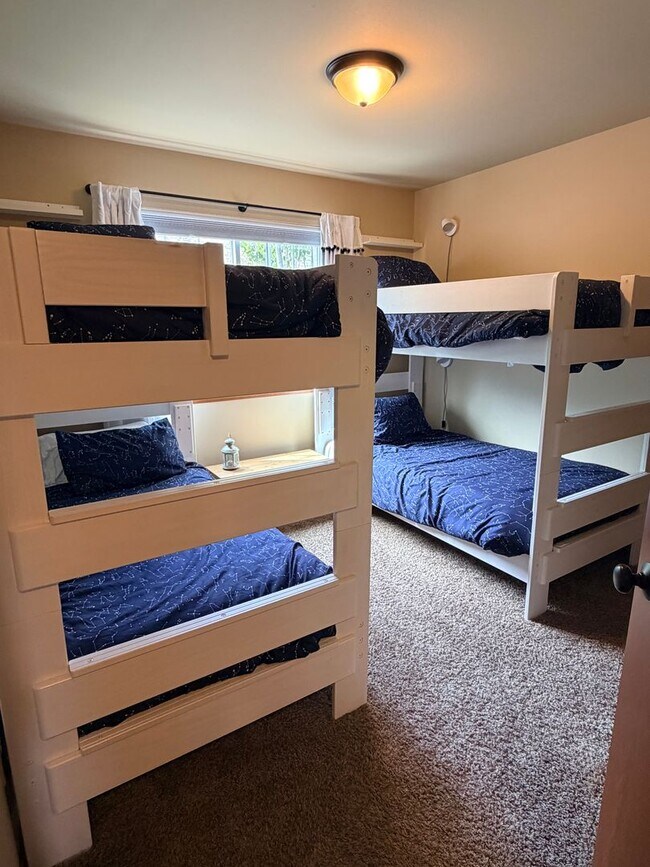 Building Photo - Short term, fully furnished home! 3 bed, 2.5 bath, central a/c, w/d, d/w, covered parking, great ...