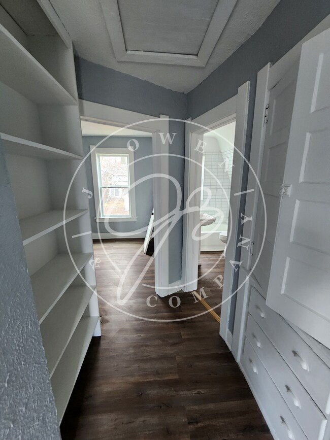 Building Photo - Section 8 accepted! 3 bed 1 bath with lots of space!