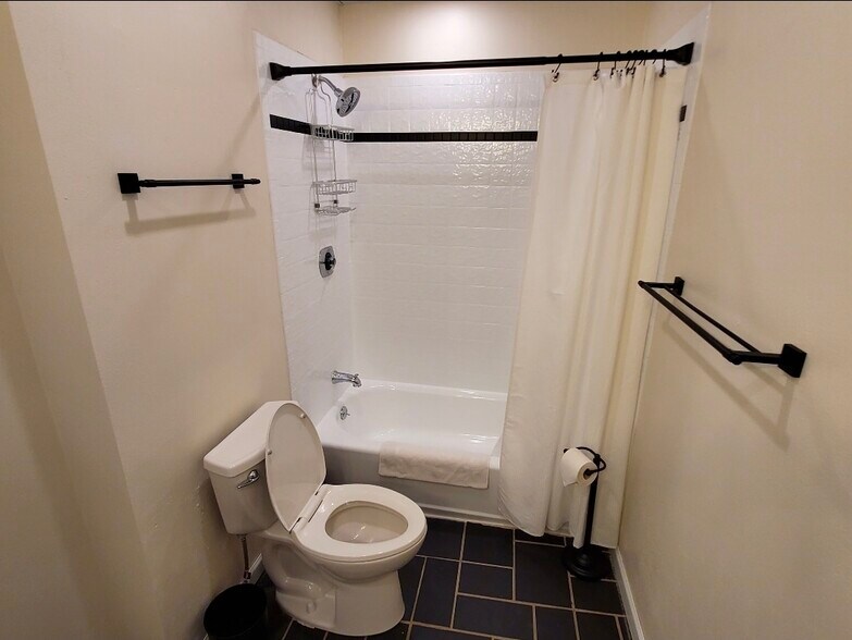 Bathroom - 1614 Michigan Blvd