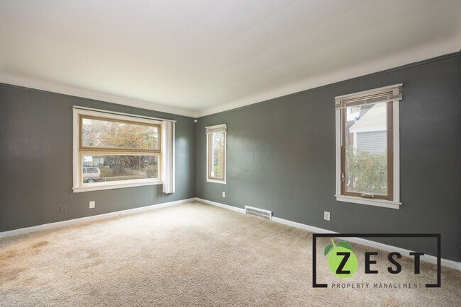 Building Photo - OPEN HOUSE-DECEMBER 19TH! 4PM-4:30PM! Beautiful 3 bedroom 1 Bath