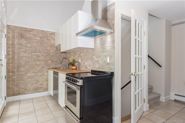 Building Photo - 241 Maple Rd