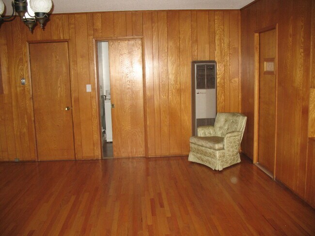 Sliding door to backdoor and service porch area - 3121 W Wyoming Ave