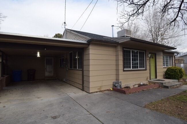 Building Photo - Bright Midvale 3 Bed – Near Fashion Place & Fort Union!!!