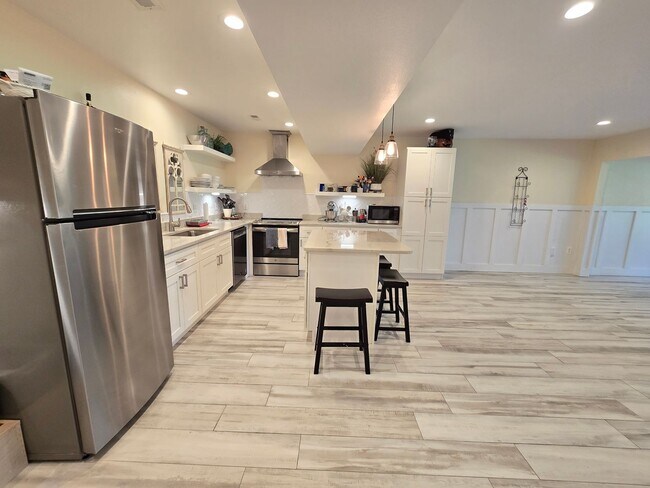 Building Photo - Stunning 2 Bed / 2.5 Bath Townhouse with G...