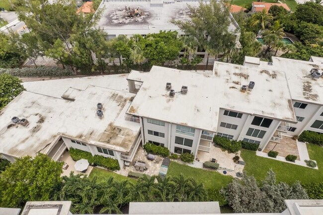 Building Photo - 1203 Hillsboro Mile