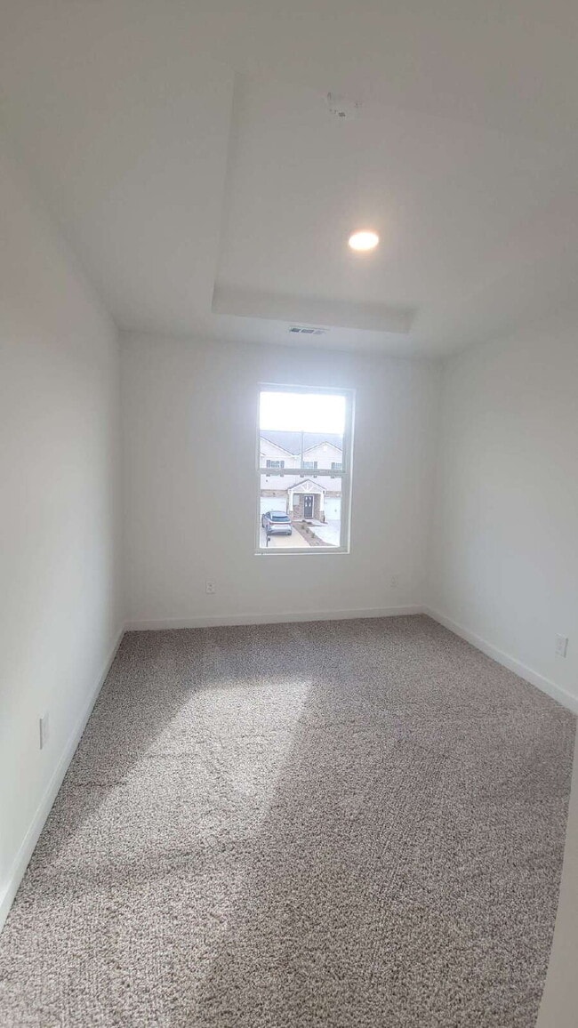 Building Photo - "Charming 3-Bed Oasis with Granite Elegance on Discovery Point Drive!"