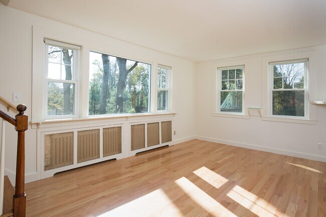 Building Photo - 352 Thoreau St