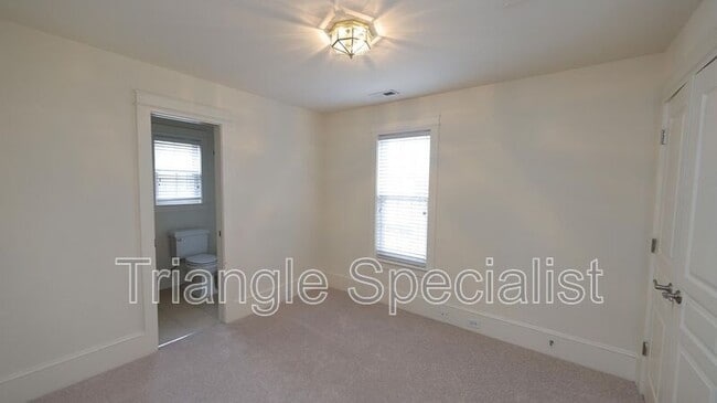 Building Photo - 100 Honeybee Trce