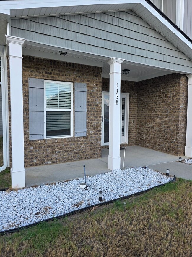 Building Photo - 2 Story 5 BR