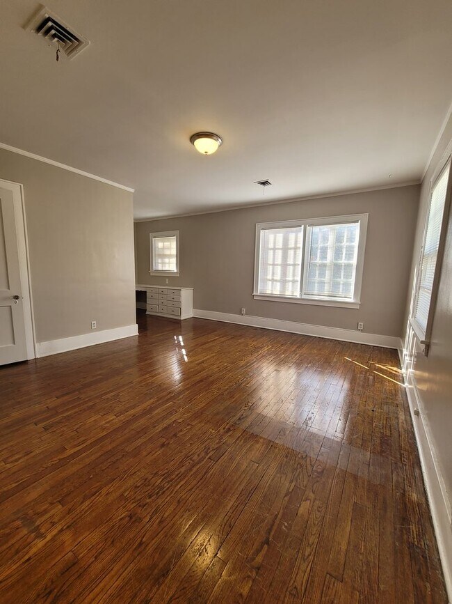 Building Photo - Spacious Blackstone Three Bedroom!