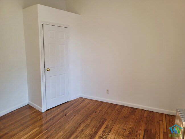 Building Photo - 681 Melrose Ave