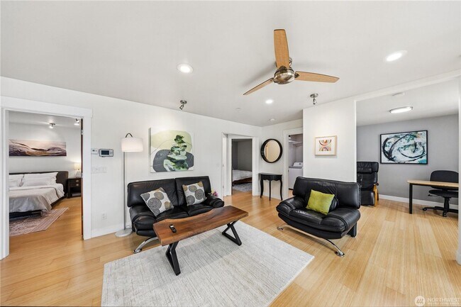 Building Photo - Elevated 2-Bedroom Home with Lake Sammamish Views