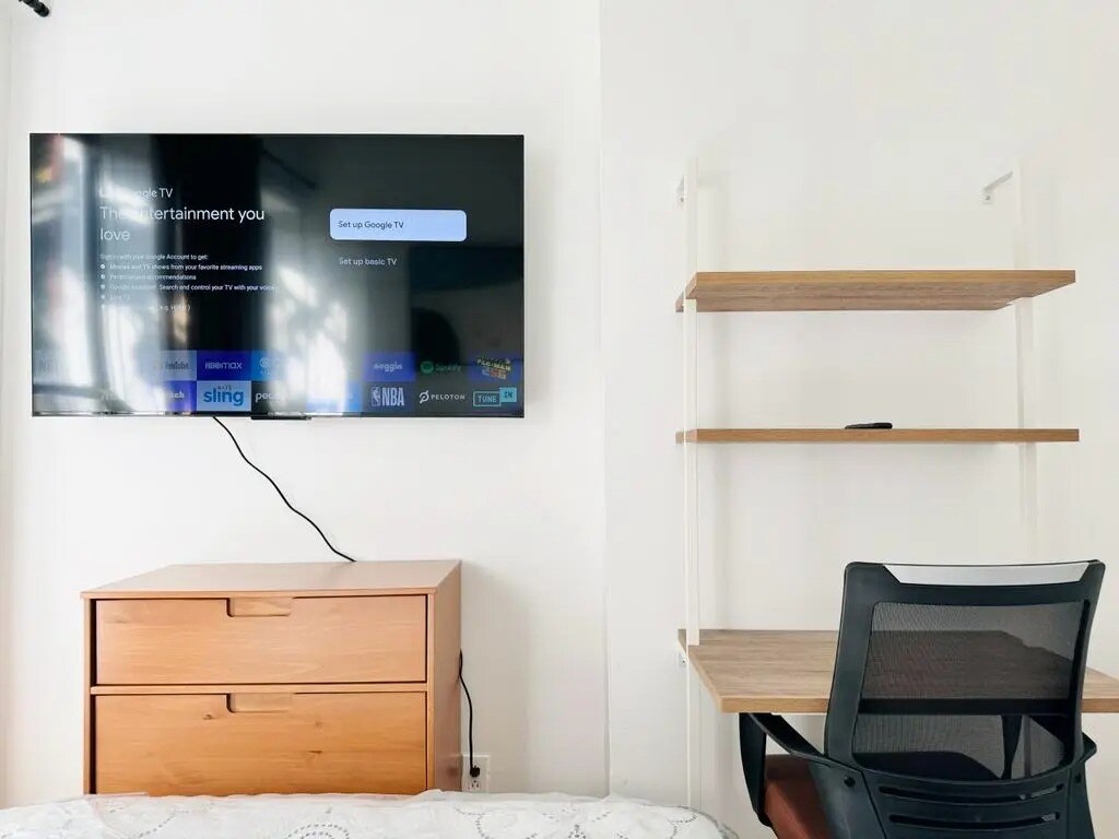 Building Photo - Furnished room/NOT APARTMENT