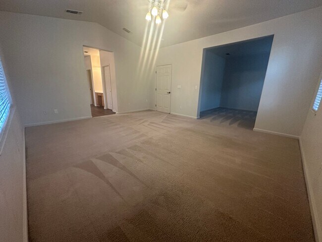 Building Photo - Reduced Price! Spacious 5 Bed, 3 Bath home...