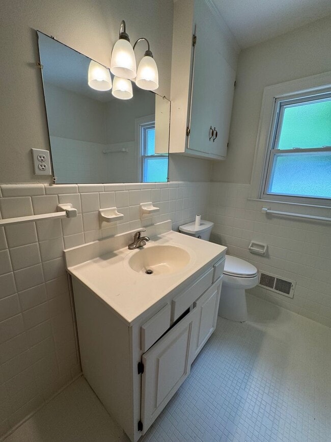 Building Photo - Renovated 4/3 House in North Hills- $1,995