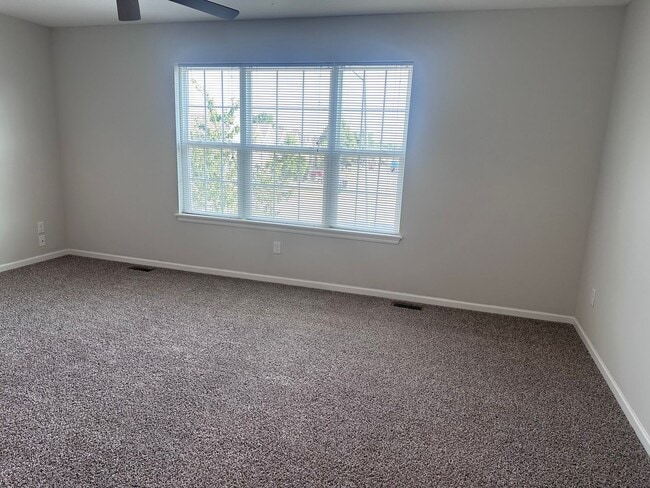 Building Photo - 3 Bed | 2.5 Bath | 2 Car Garage Townhome in Grain Valley w/ Special