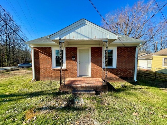 Primary Photo - 3 Bedroom 1 Bathroom Home Located In Green...