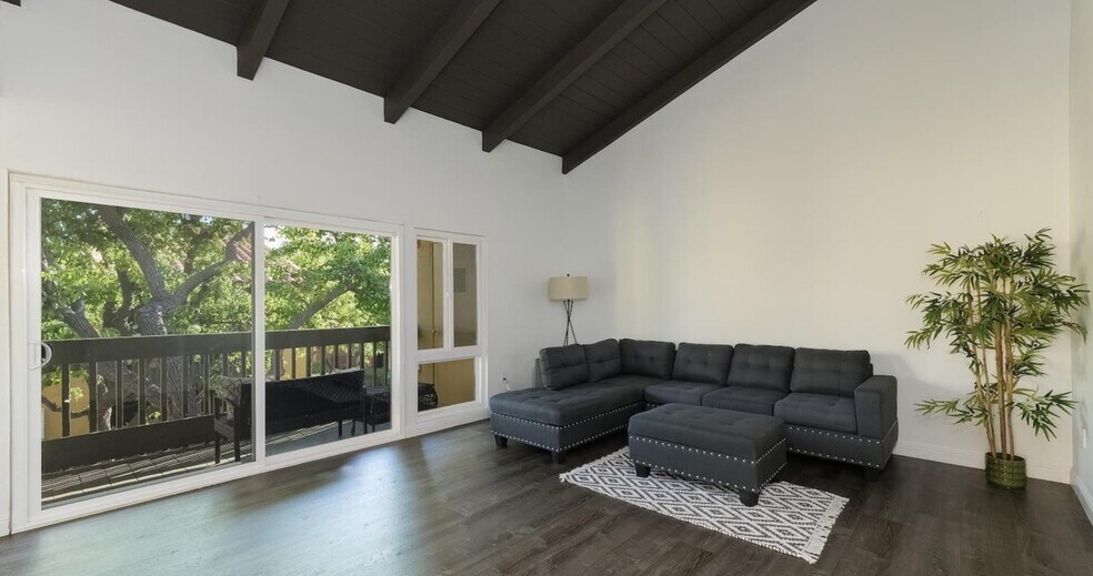 Building Photo - 17181 W Bernardo Dr