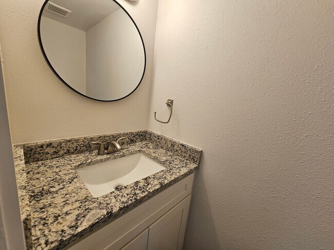 Building Photo - Recently rehabbed. Available now