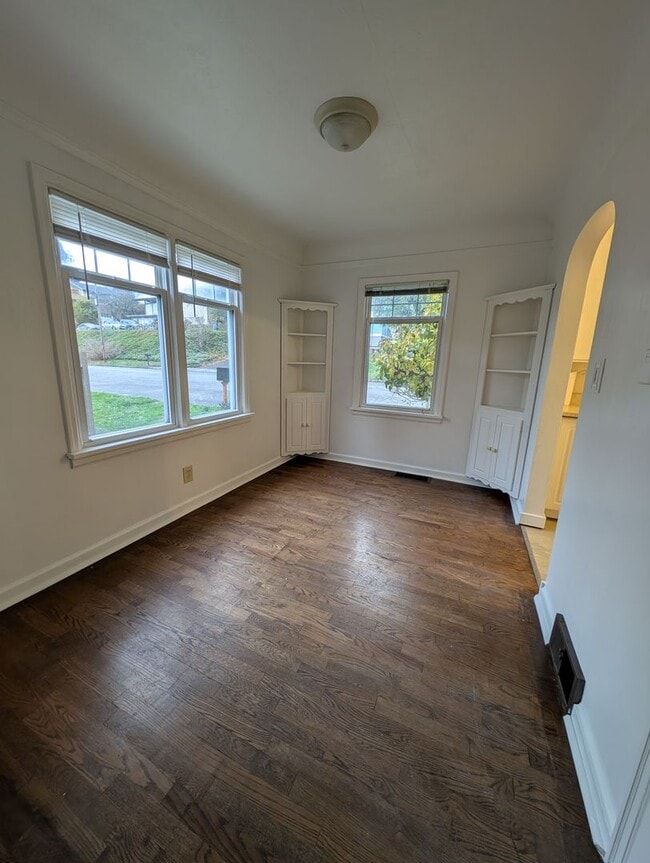 Building Photo - Quaint 2 Bedroom in Navy Yard City - TONS of Extra Space! Available Now!