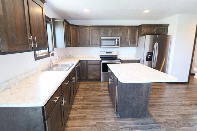 Building Photo - Amazing 4 Bedroom 3.5 Bathroom Townhome in Sioux Falls