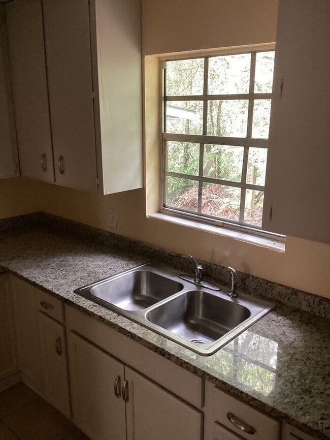 Building Photo - 3bedrooms Single Family House Availabe Now...