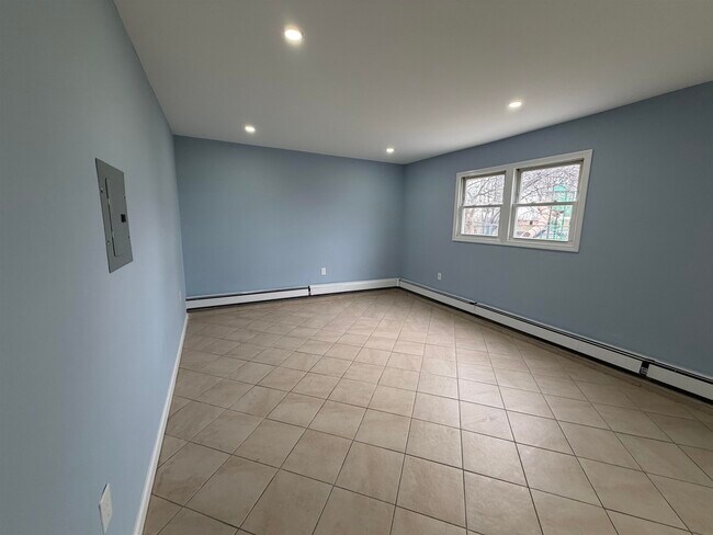 Building Photo - 14 Acorn Rd