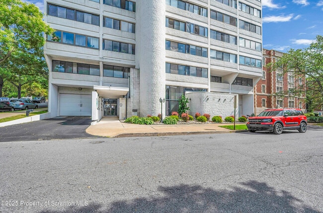 Building Photo - 550 Clay Ave