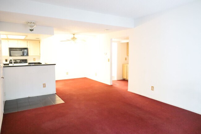 Building Photo - Lovely One Bedroom One Bathroom Apartment!