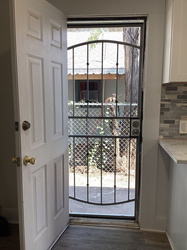 Building Photo - Gorgeous Newly Renovated 1 Bedroom Pets We...