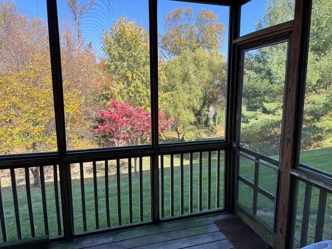 Building Photo - Beautiful 3 Bedroom 1.5 Bathroom Townhome ...