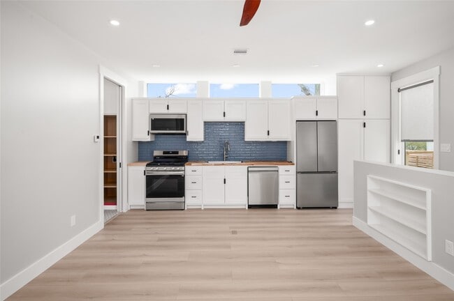 Building Photo - 323 E 24th St