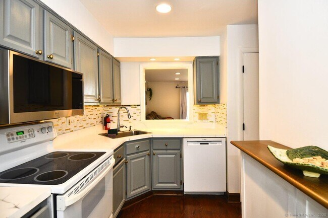 Building Photo - 178 Flax Hill Rd