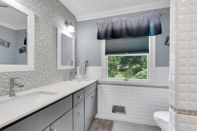 Building Photo - 16 Bingham Hill Cir