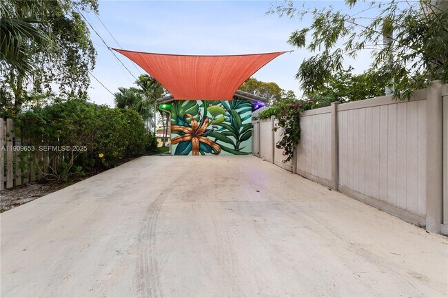 Building Photo - 418 SE 3rd Terrace