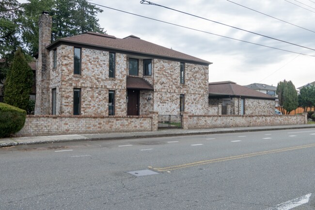 Building Photo - 1639 9th Ave SW