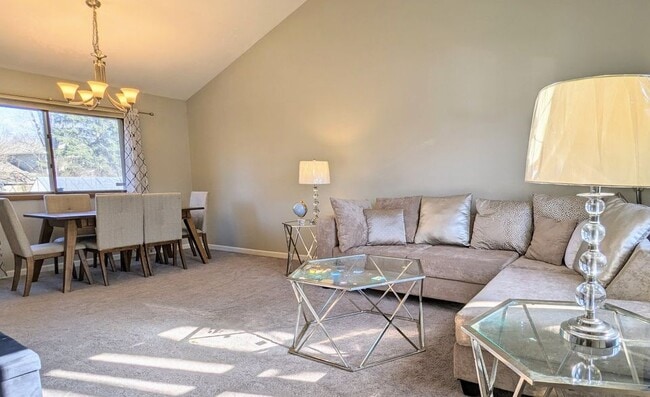 Building Photo - 1401 Knoll Dr