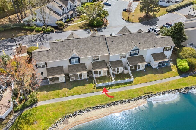 Building Photo - Charming Townhome with Water Views near The Market Common!