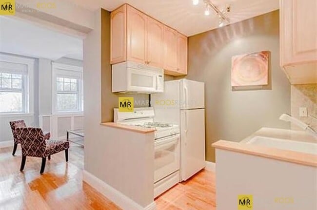 Building Photo - 2021 Commonwealth Ave