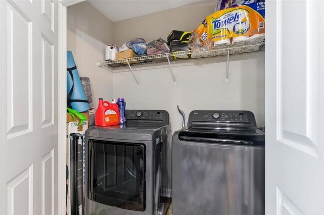 Building Photo - 2 Bed 2.5 Bath Townhome
