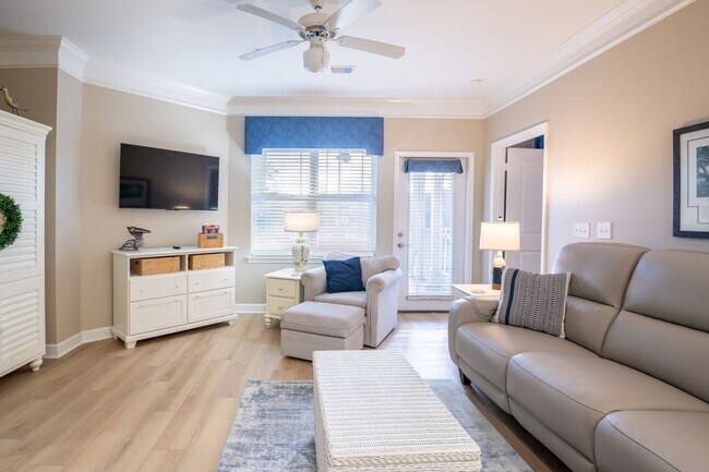 Building Photo - CALLING ALL GOLF ENTHUSIASTS!!! PERFECT OFF-SEASON RENTAL AWAITS YOU.