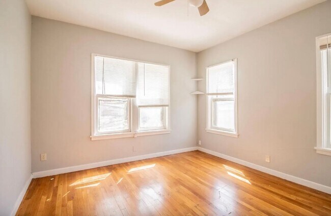 Building Photo - Great 3 Bedroom 1 bathroom house close to ...